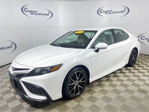 Used 2024 Toyota Camry SE FWD image 3