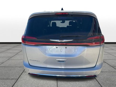 Used 2024 Chrysler Pacifica Touring-L FWD image 4