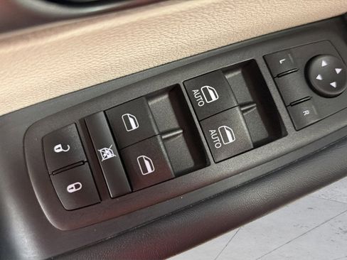 Used 2024 Chrysler Pacifica Touring-L FWD image 15