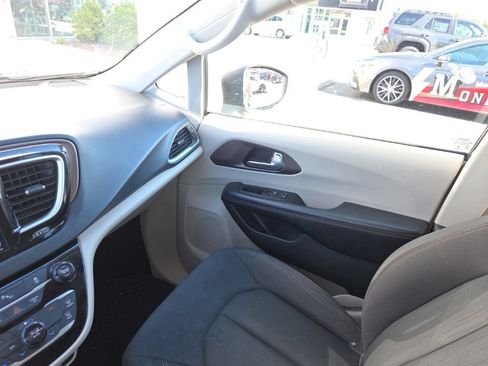 Used 2018 Chrysler Pacifica Touring w/ Tire & Wheel Group FWD image 22