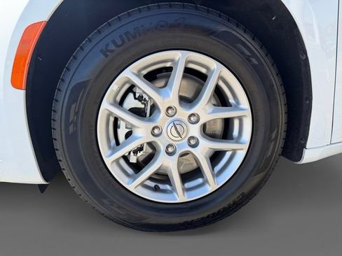Used 2025 Chrysler Pacifica Select FWD image 12