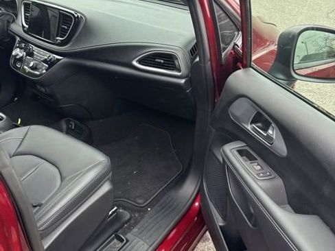 Used 2023 Chrysler Pacifica Touring-L w/ S Appearance Package image 15