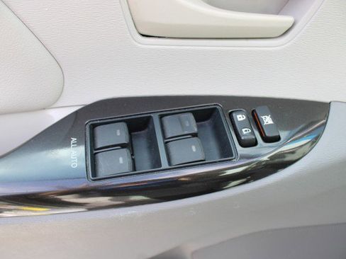 Used 2011 Toyota Sienna LE image 19