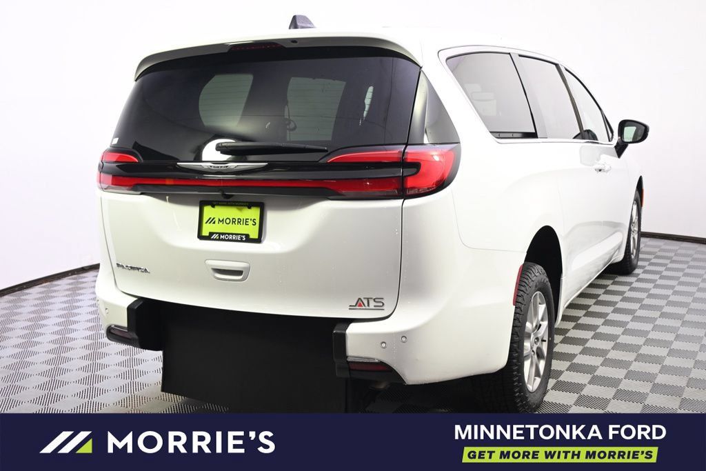 Used 2026 Chrysler Pacifica Select FWD image 8