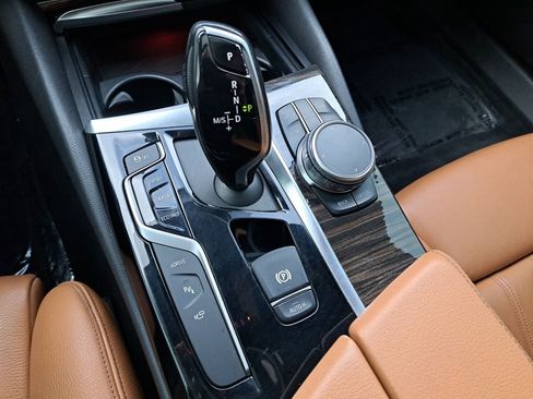 Used 2019 BMW 530e w/ Premium Package image 23