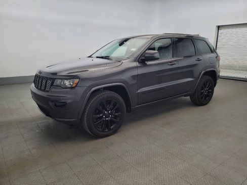 Used 2018 Jeep Grand Cherokee Altitude image 2