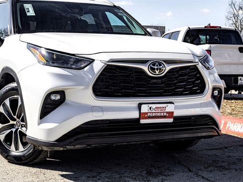 Used 2023 Toyota Highlander XLE image 3