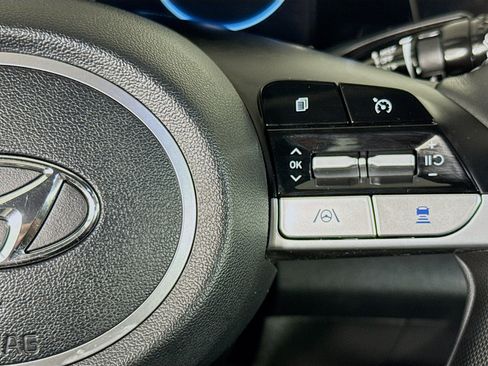Used 2022 Hyundai Elantra SEL w/ Convenience Package FWD image 11