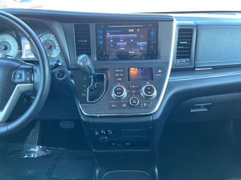 Used 2017 Toyota Sienna SE image 23
