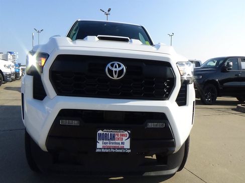Used 2025 Toyota Tacoma TRD Sport AWD/4WD image 3