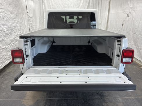 Certified 2025 Jeep Gladiator Sport AWD/4WD image 10
