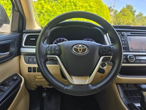 Used 2019 Toyota Highlander XLE AWD/4WD image 20