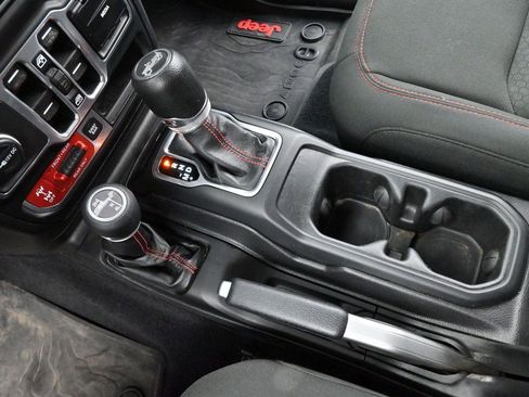 Used 2018 Jeep Wrangler Unlimited Rubicon AWD/4WD image 24