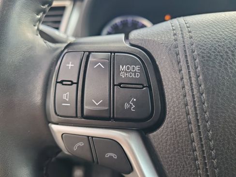 Used 2019 Toyota Highlander XLE image 25