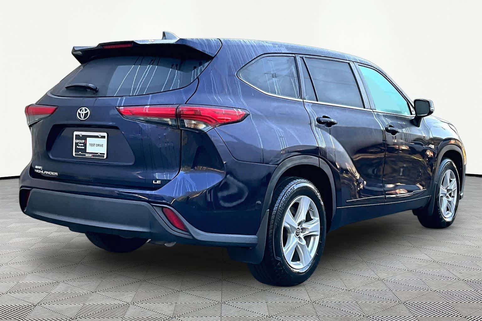 Used 2023 Toyota Highlander LE FWD image 13