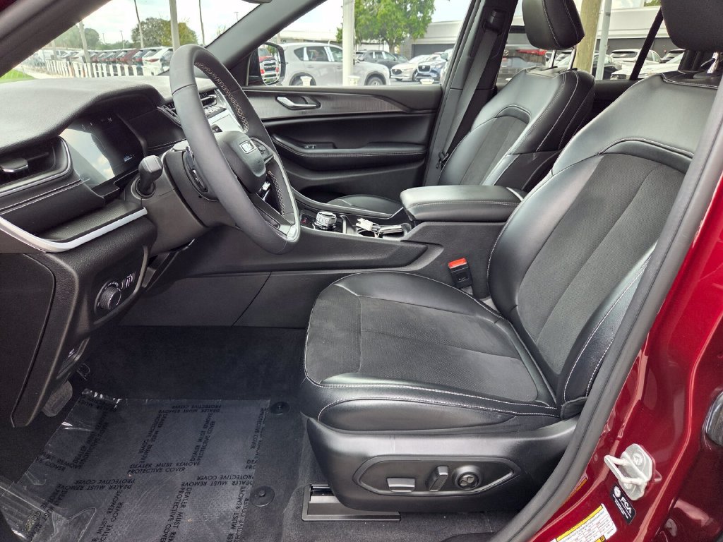 Used 2024 Jeep Grand Cherokee Altitude RWD image 3