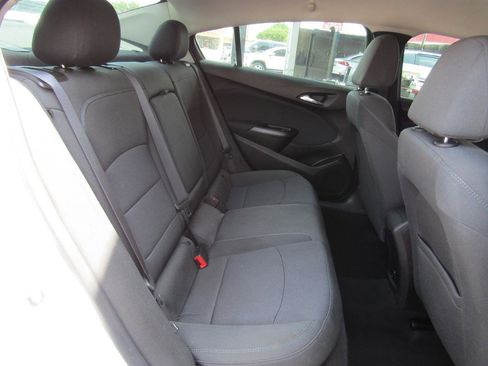 Used 2017 Chevrolet Cruze LT FWD image 12