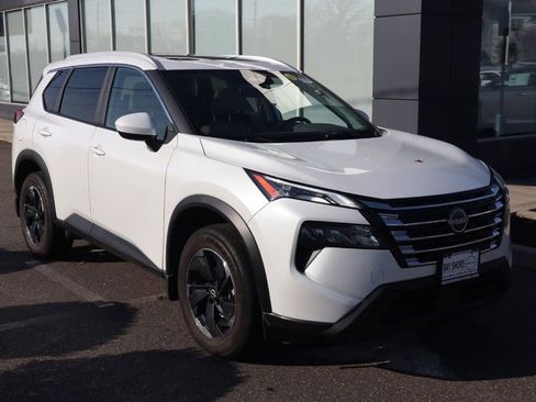 Used 2024 Nissan Rogue SV w/ SV Premium Package image 2