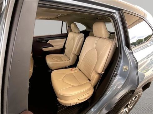 Used 2020 Toyota Highlander XLE FWD image 16