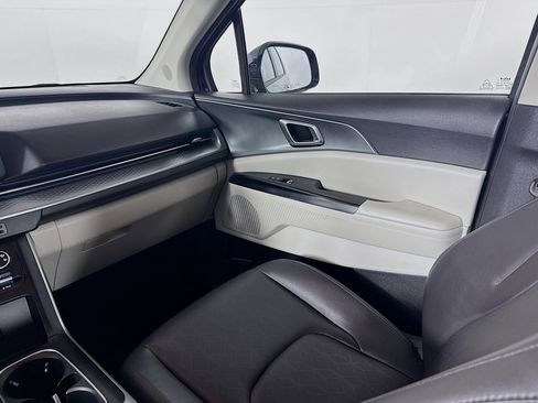 Used 2024 Kia Carnival LX image 27