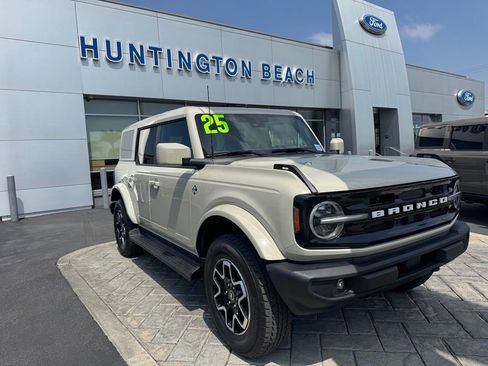 Used 2025 Ford Bronco Outer Banks AWD/4WD image 1