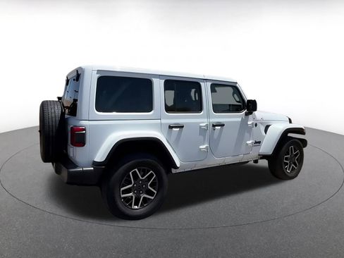 Used 2025 Jeep Wrangler Unlimited Sahara AWD/4WD image 15