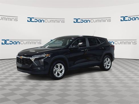 Used 2024 Chevrolet Trax LS w/ LS Convenience Package image 4