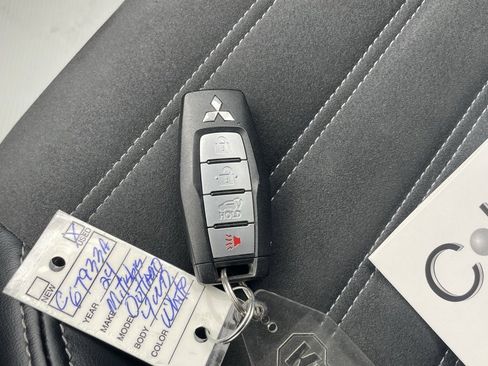 Used 2024 Mitsubishi Outlander SE image 32