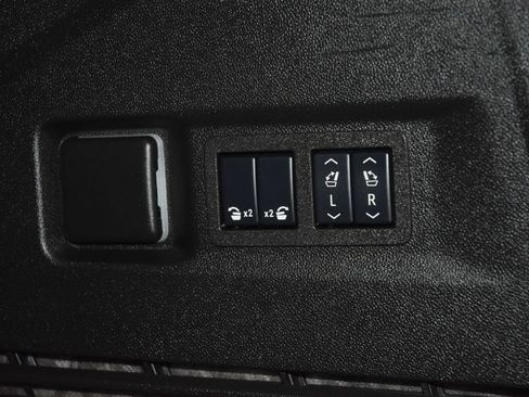 Used 2025 Chevrolet Tahoe Premier AWD/4WD image 24
