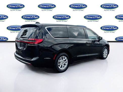 Used 2023 Chrysler Pacifica Touring-L FWD image 7