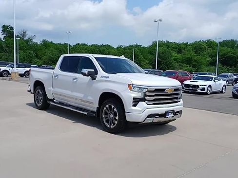 Used 2024 Chevrolet Silverado 1500 High Country w/ Z71 Off-Road Package AWD/4WD image 2