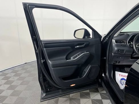 Used 2022 Toyota Highlander XLE AWD/4WD image 12
