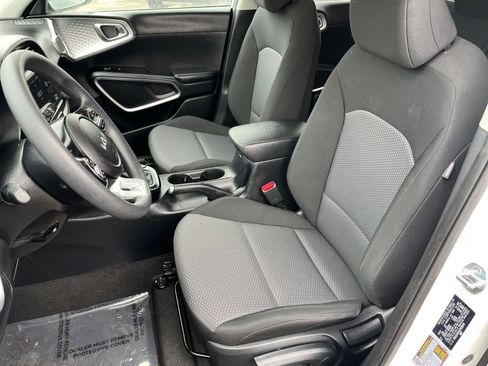 Used 2025 Kia Soul LX w/ LX Technology Package image 32
