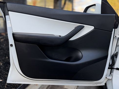 Used 2021 Tesla Model Y Long Range image 27