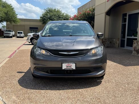 Used 2022 Chrysler Voyager LX FWD image 5