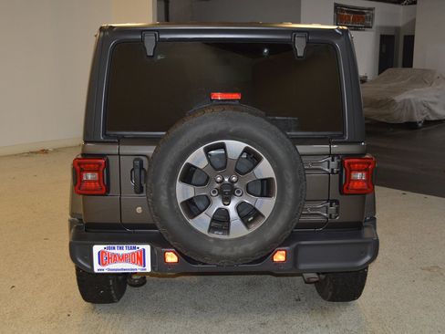 Used 2018 Jeep Wrangler Unlimited Sahara image 4