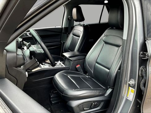 Used 2022 Ford Explorer XLT w/ Equipment Group 202A image 16