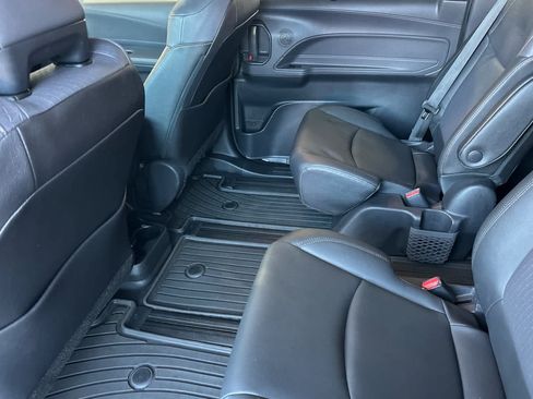 Used 2022 Toyota Sienna XLE Woodland Edition AWD/4WD image 4