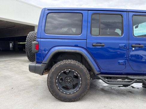 Used 2018 Jeep Wrangler Unlimited Sahara AWD/4WD image 4