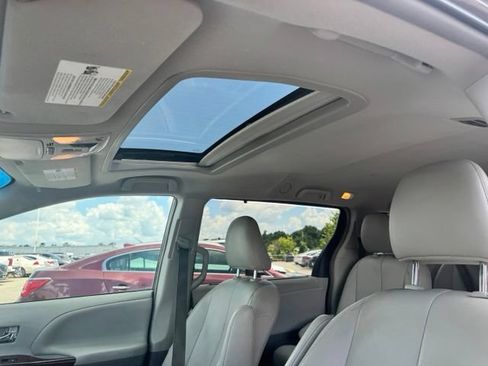 Used 2014 Toyota Sienna XLE FWD image 23