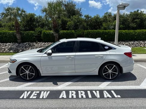 Used 2022 Honda Civic Touring image 2