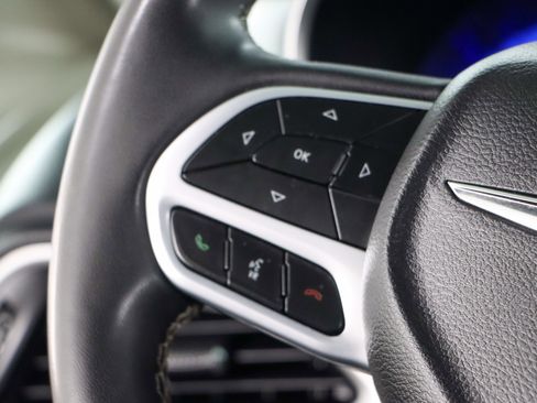 Used 2023 Chrysler Pacifica Touring-L image 13