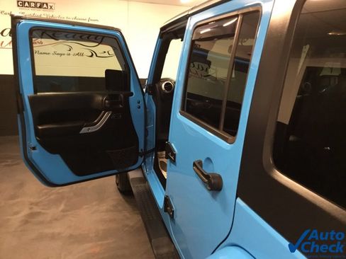 Used 2018 Jeep Wrangler Unlimited Sahara w/ Dual Top Group AWD/4WD image 24