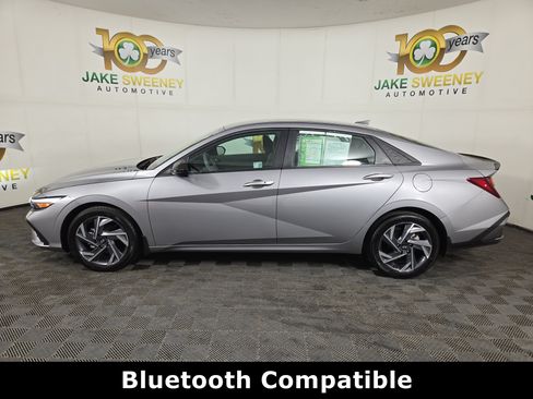 Used 2025 Hyundai Elantra Sport FWD image 4