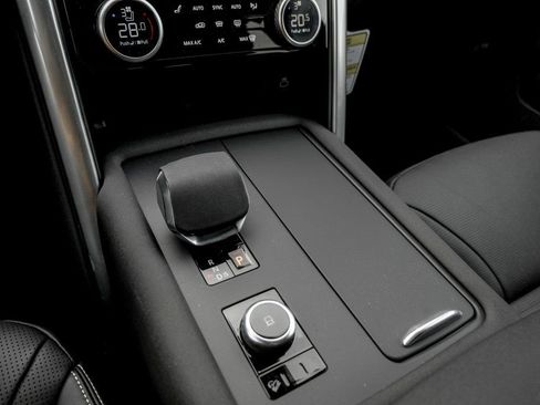 Used 2025 Land Rover Discovery Dynamic SE AWD/4WD image 14