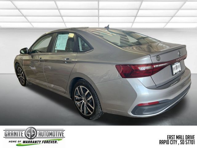 Used 2025 Volkswagen Jetta SE FWD image 4