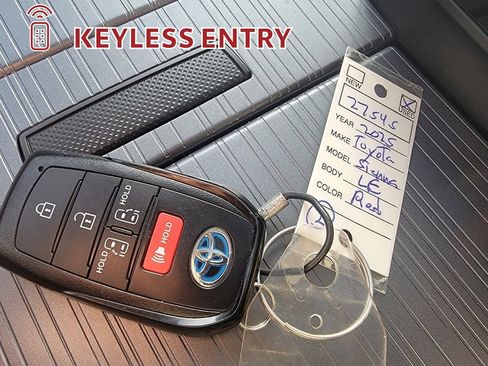 Used 2025 Toyota Sienna LE image 33