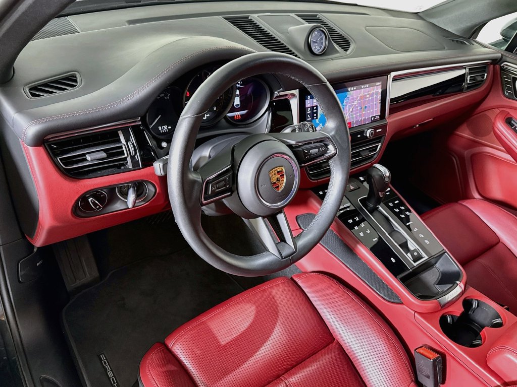 Certified 2025 Porsche Macan AWD/4WD image 4