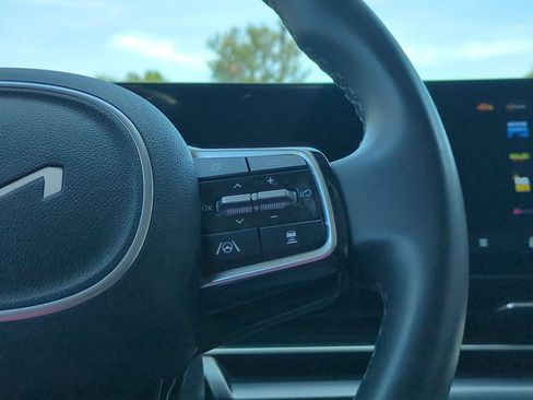 Used 2025 Kia Carnival FWD image 22