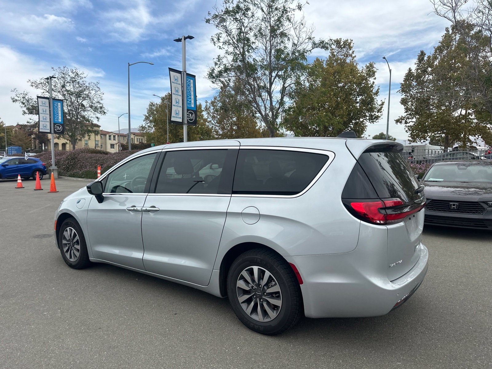 Used 2024 Chrysler Pacifica Limited FWD image 4
